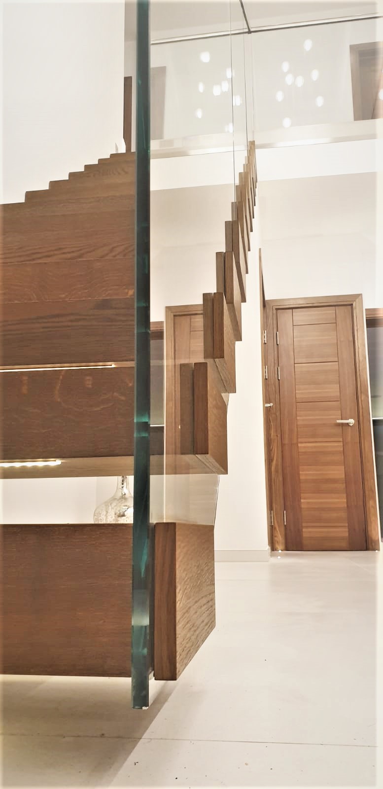 How do Floating Staircases work? Modern Cantilever Stairs Systems