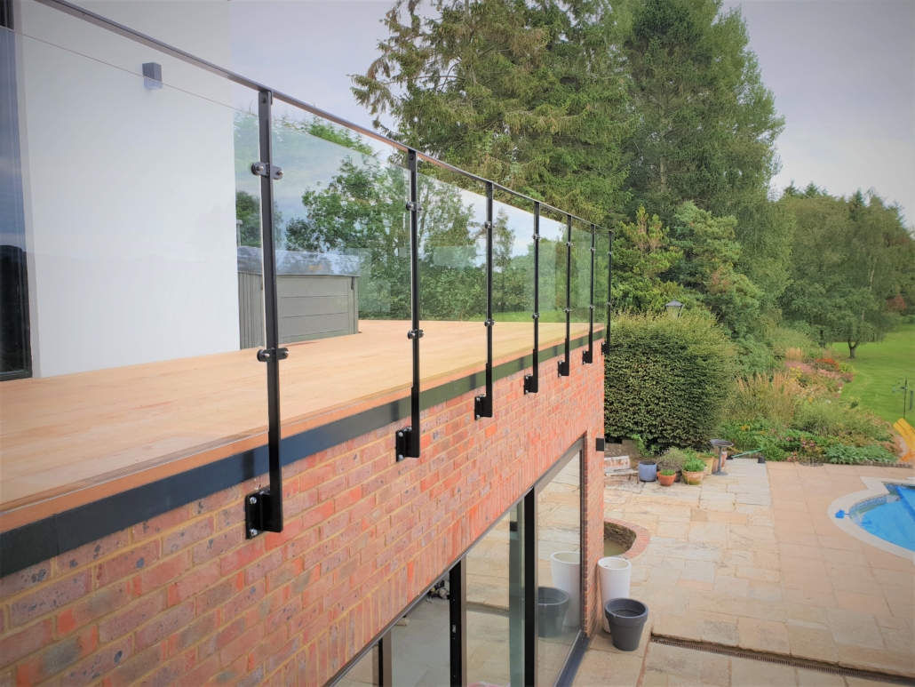 PostGlassbalustradePowdercoatedplumptonsussex (1) South Coast